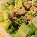 ensalada-tibia-de-pollo-queso-nueces-pasas