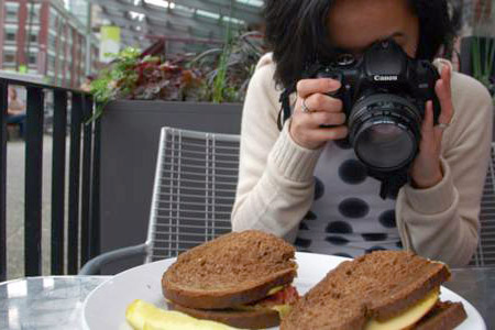 chica haciendo una foto a la comida