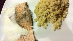 lomos-de-salmon-con-salsa-de-queso-a-las-finas-hierbas