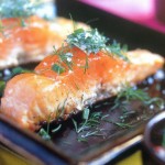 salmon a la plancha con hierbas y sal gruesa