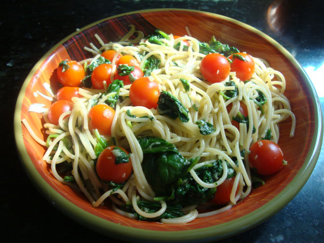 Espaguetis con espinacas y jitomate cherry  
