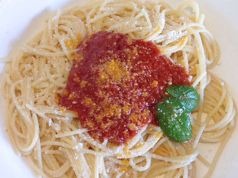 receta de Espaguetis con tomate y albahaca
