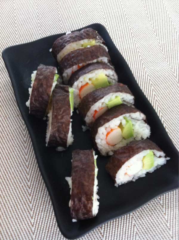 Maki sushi de aguacate y surimi