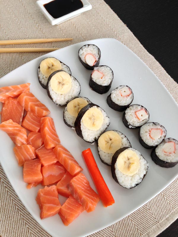 Maki sushi de plátano y surimi Receta fácil paso a paso